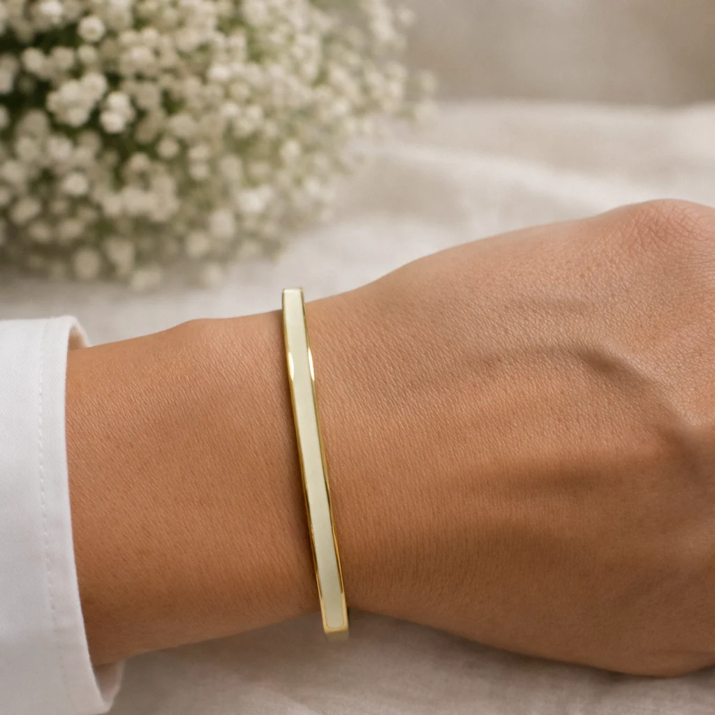 Pulsera Nox dorada con esmalte blanco de acero inoxidable waterproof puesta en la muñeca