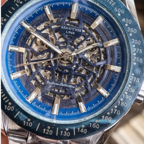 Detalle del reloj automático Martyn Line Horizon Blue con esfera skeleton azul y mecanismo visible