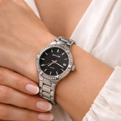 Reloj Skyline Éclipse Steel en la muñeca de una mujer con vestido blanco