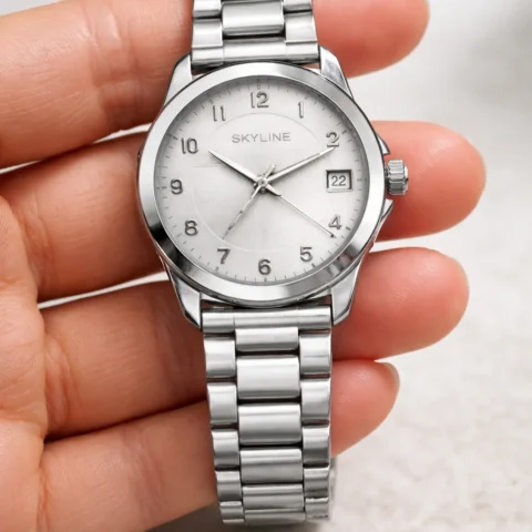reloj Skyline Línea Steel acero inoxidable mujer en mano