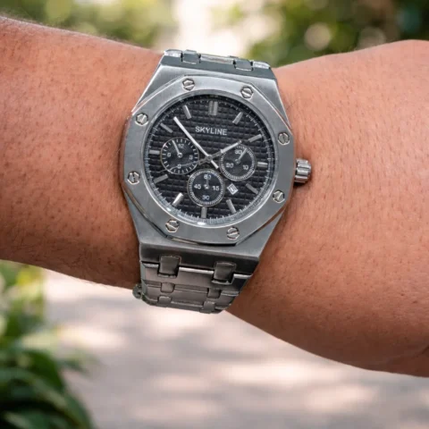 Reloj Skyline Titan para hombre en acero inoxidable con esfera negra puesto en muñeca con fondo natural