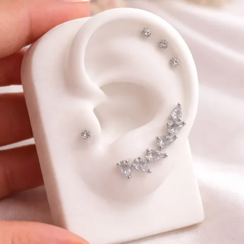 Trepador Aura plateado con circonitas colocado en la oreja