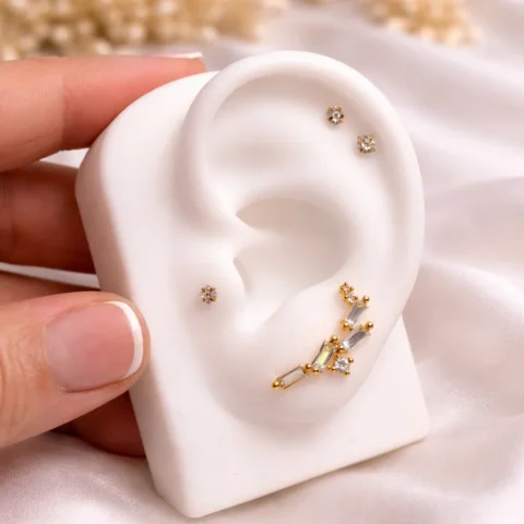 Pendiente trepador Pure colocado en oreja con diseño curvo de circonitas blancas