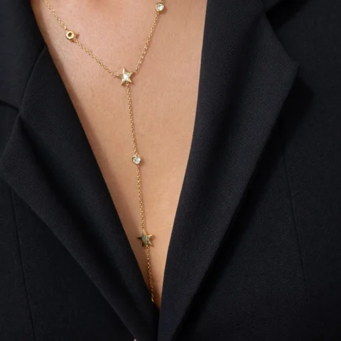 Collar Golden Star dorado con estrellas puesto en cuello estilo elegante