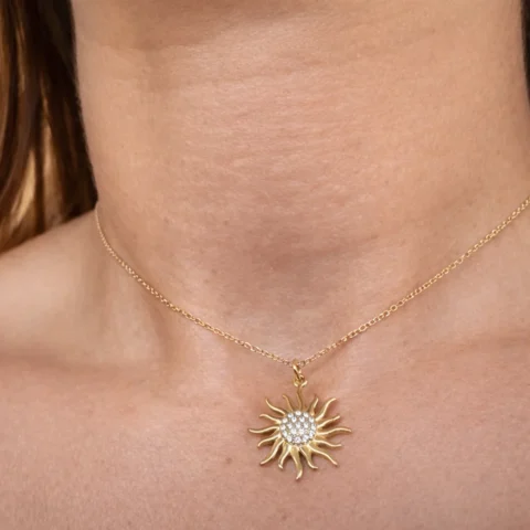 collar soleil dorado puesto en cuello con colgante de sol elegante