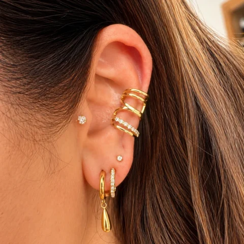 Ear cuff dorado doble sin perforación colocado en la oreja, diseño Lía Doble en acero inoxidable