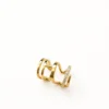 Ear cuff dorado doble sin perforación sobre fondo blanco, diseño Lía Doble en acero inoxidable
