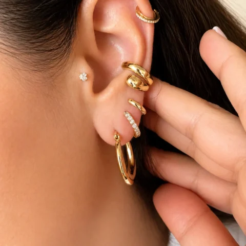 ear cuff dorado doble sin perforación puesto en oreja Lía Duo