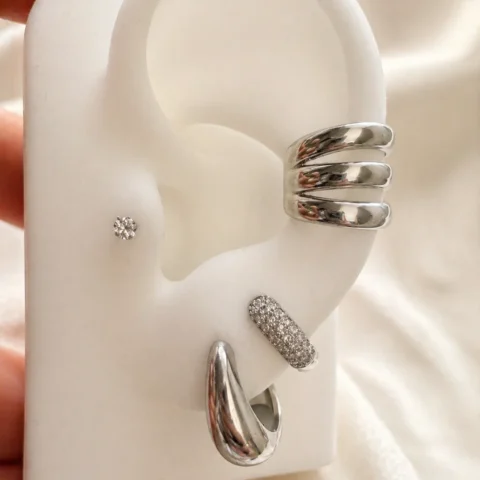 Ear cuff Lía Triple Curve plateado puesto en oreja sin perforación