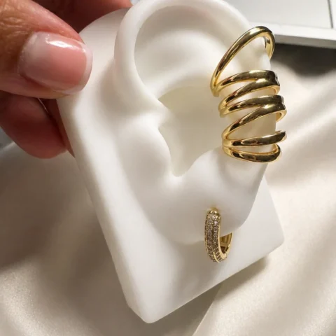 ear cuff Lía Wrap dorado puesto en oreja sin perforación diseño envolvente elegante