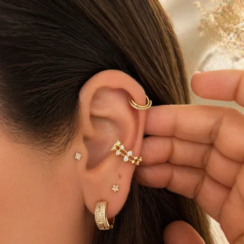 Aros Éclat Prestige con circonitas pavé y baguette puesto en oreja de modelo