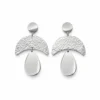 pendientes plateados largos elegantes Auralis Eclipse fondo blanco