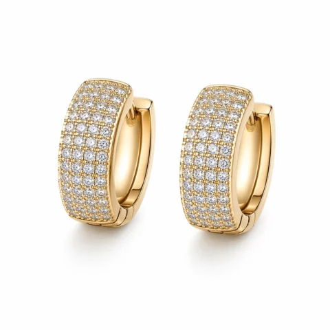 Aros Éclat de acero con circonitas pavé en acabado dorado sobre fondo blanco