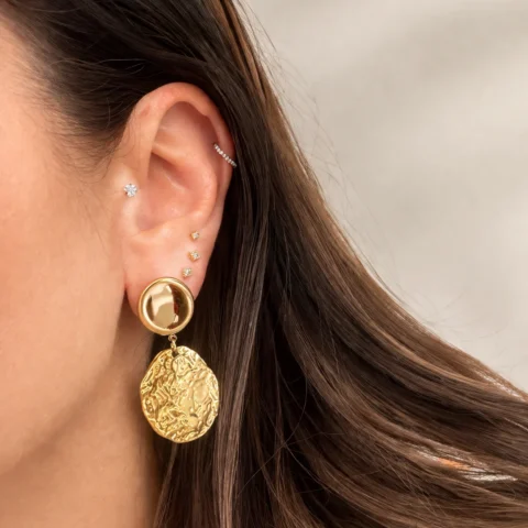 pendientes dorados largos elegantes Liria puestos en oreja