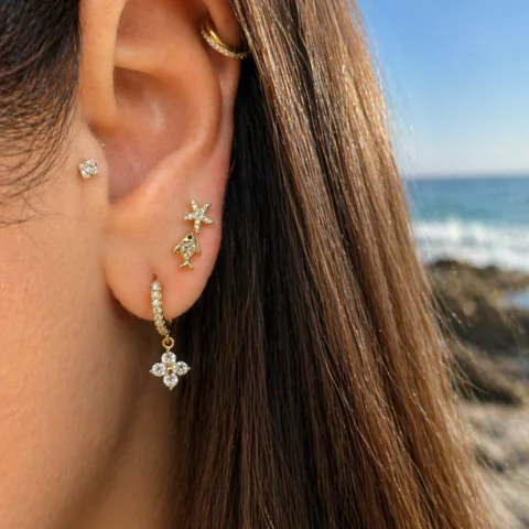 piercing pez dorado Nexa Marina puesto en oreja mujer
