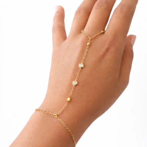 Pulsera de mano Manus Stella dorada con circonitas sobre fondo blanco