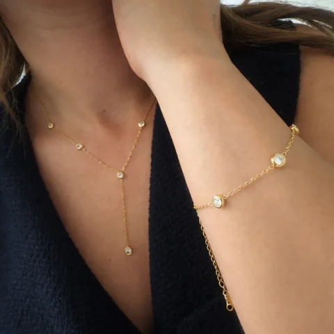 mujer con collar y pulsera dorados con circonitas acero inoxidable set Elara