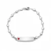 Pulsera de corazones personalizada con placa grabada en acero inoxidable sobre fondo blanco
