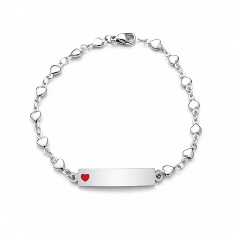 Pulsera de corazones personalizada con placa grabada en acero inoxidable sobre fondo blanco