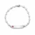 Pulsera de corazones personalizada con placa grabada en acero inoxidable sobre fondo blanco