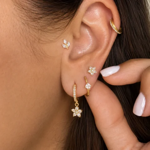 Set bloom combinado con labret Auralis Fleur dorado puestos en oreja