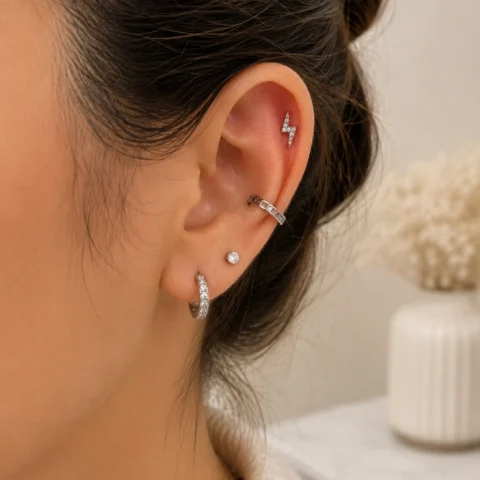 Piercing Labret Auralis Rayo plateado colocado en la oreja