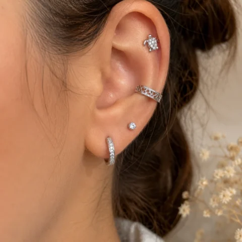 Piercing Labret Auralis Tortuga plateado colocado en la oreja