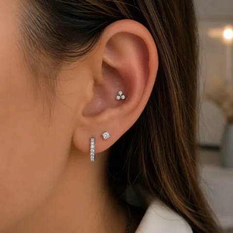 Piercing plateado Auralis Trío colocado en conch
