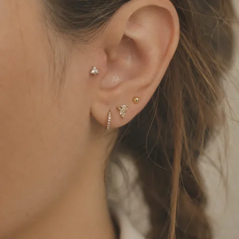 Labret triangular brillante colocado en tragus