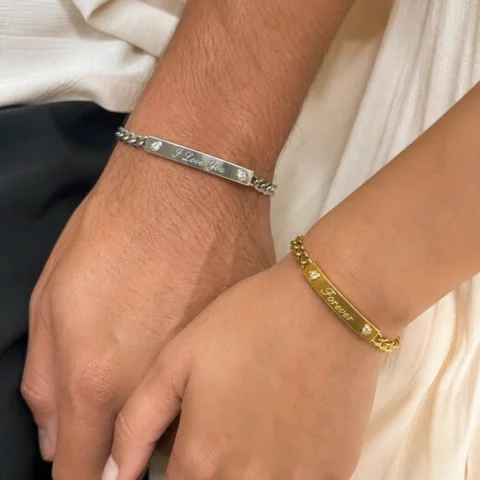 Pulseras personalizadas de pareja en muñeca hombre y mujer plateada y dorada grabadas I Love You y Forever
