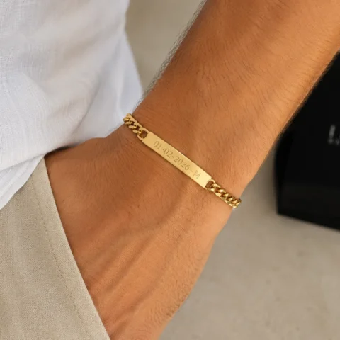 Pulsera Élya Eternal dorada grabada puesta en muñeca de hombre