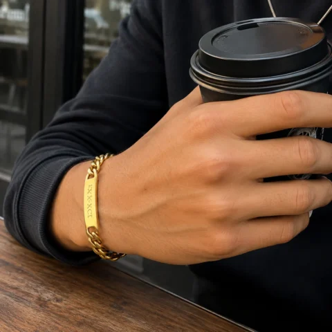 Pulsera Élya Héritage dorada puesta en muñeca masculina
