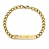 Pulsera personalizada dorada Élya con placa grabada y detalle de circonita sobre fondo blanco