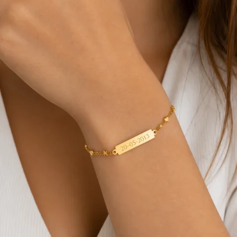 Pulsera dorada personalizada con placa grabable en muñeca diseño elegante unisex acero 316L