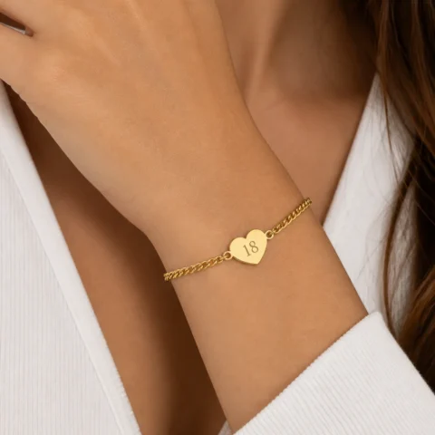 Pulsera corazón personalizada dorada en muñeca Nexo Latido diseño elegante acero 316L