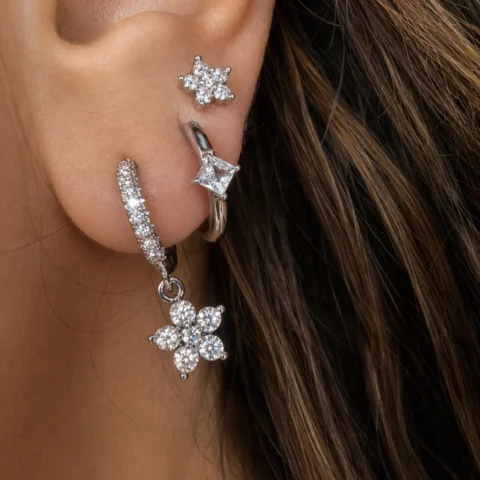 Set Bloom plateado puesto en oreja