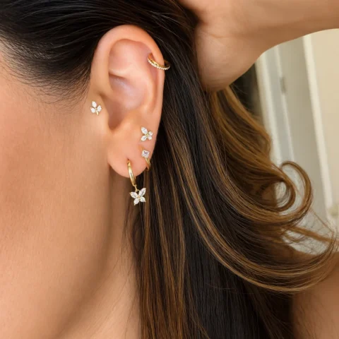 Set Lumina Papillon colocado en oreja con combinación de pendientes dorados