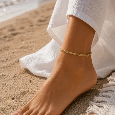 Tobillera dorada Corda puesta en tobillo en look lifestyle veraniego