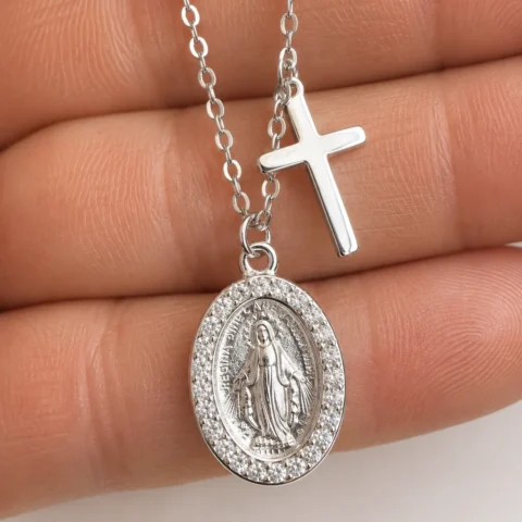 Colgante Pure Milagrosa de Plata de Ley 925 con cruz y medalla religiosa en primer plano.
