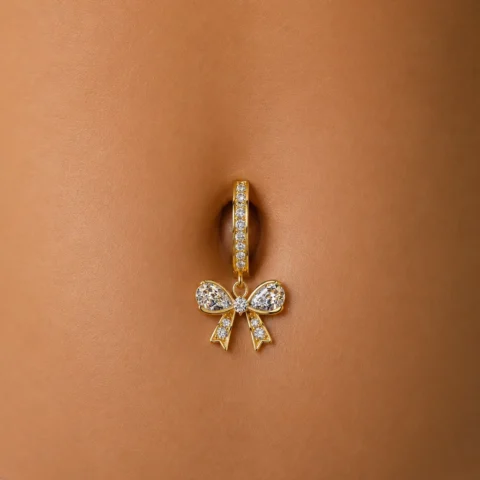 Piercing de ombligo Elara Lazo dorado colocado en el ombligo.