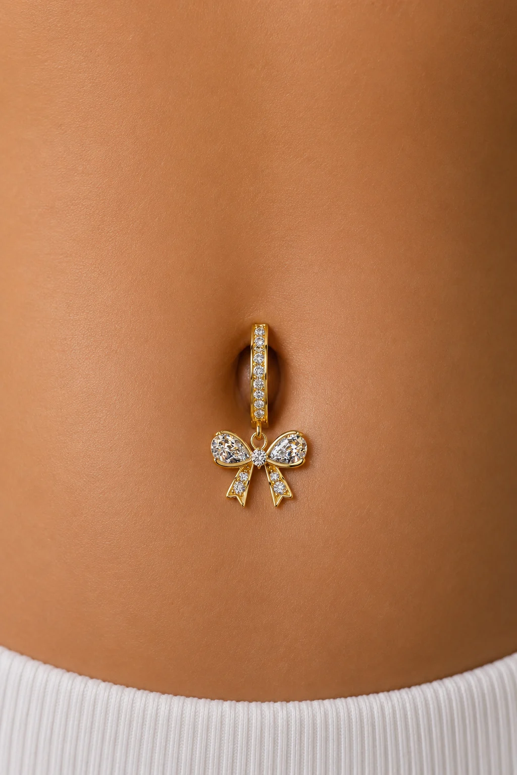Piercing de ombligo Elara Lazo dorado colocado en el ombligo.