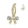Piercing de ombligo Elara Lazo dorado con circonitas sobre fondo blanco.
