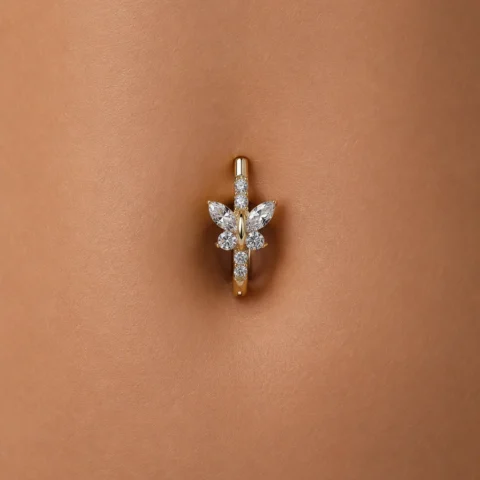Piercing de ombligo Elara Mariposa dorado colocado en ombligo.