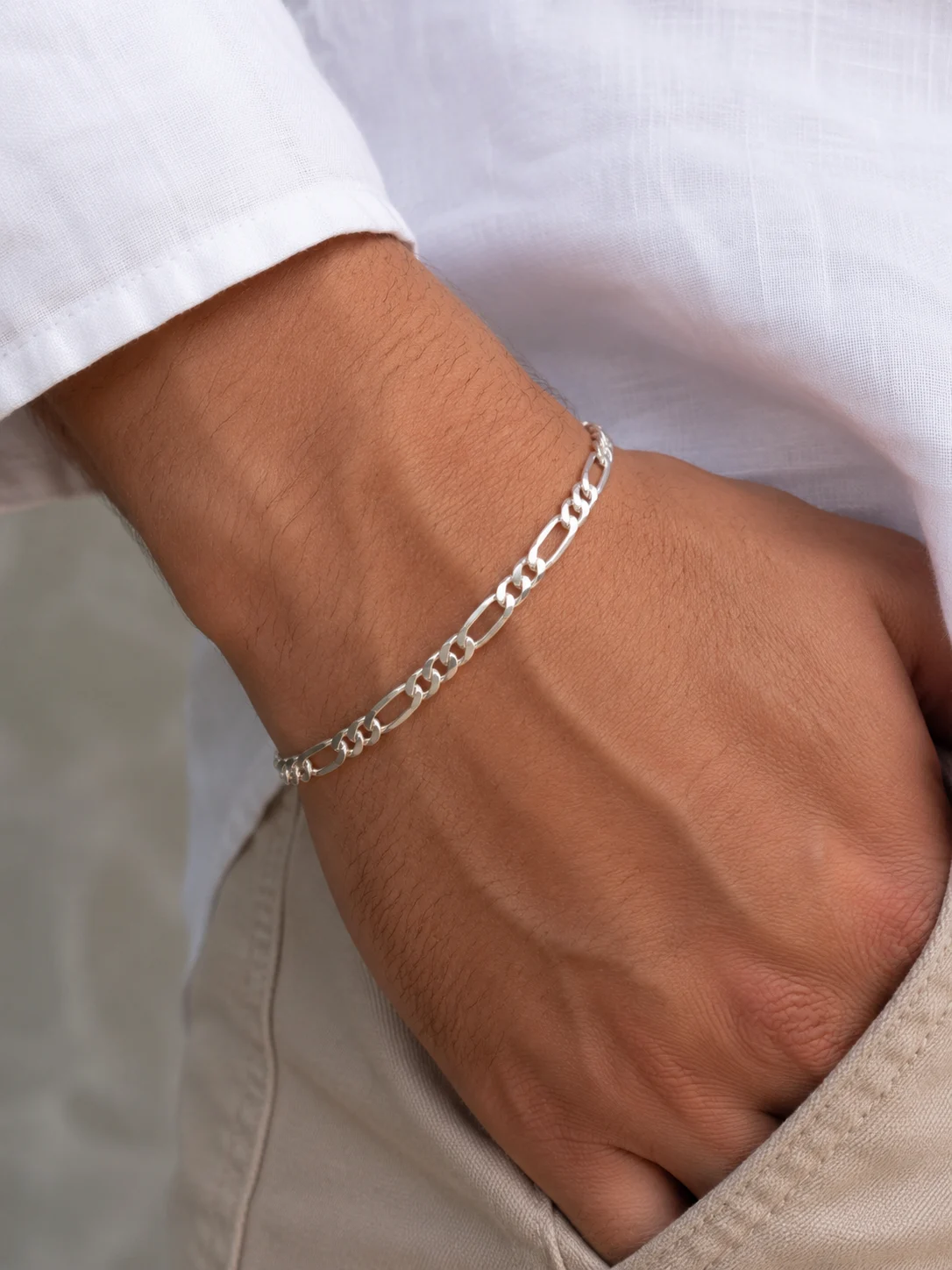 Pulsera Pure Figaro de Plata de Ley 925 puesta en muñeca.