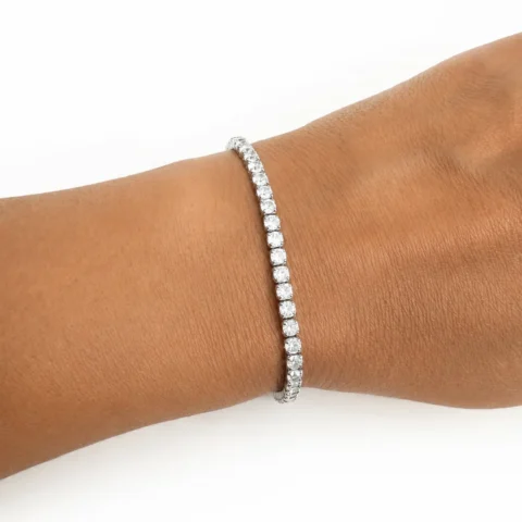 Pulsera Shine Tennis de Plata de Ley 925 puesta en muñeca.