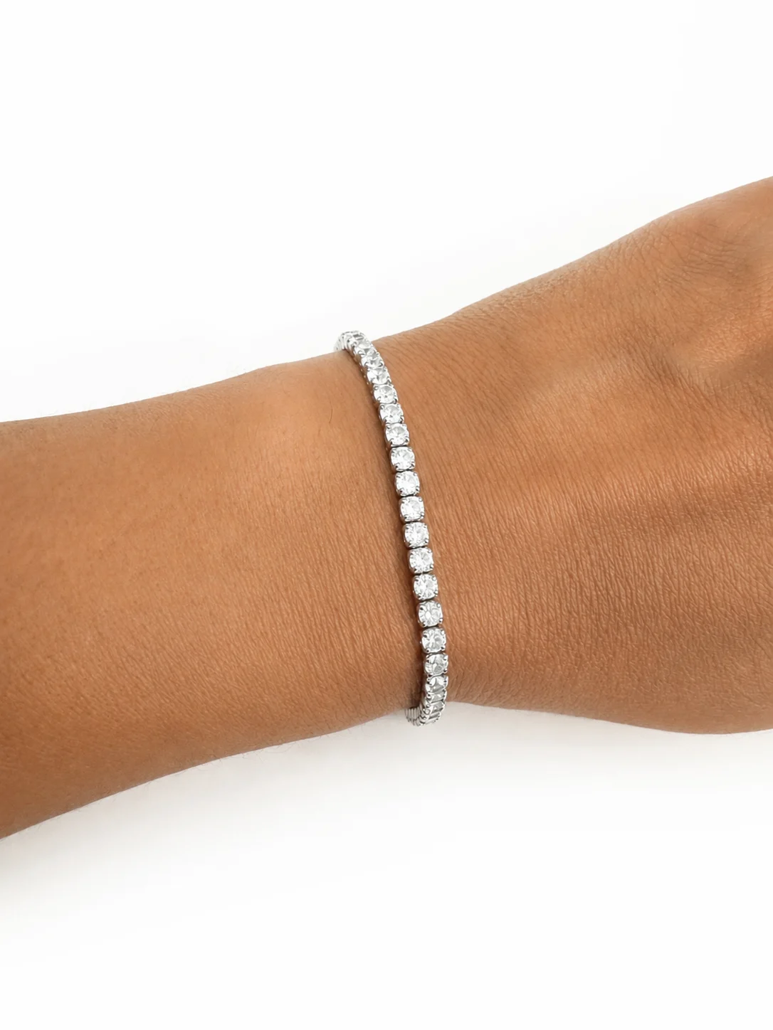 Pulsera Shine Tennis de Plata de Ley 925 puesta en muñeca.